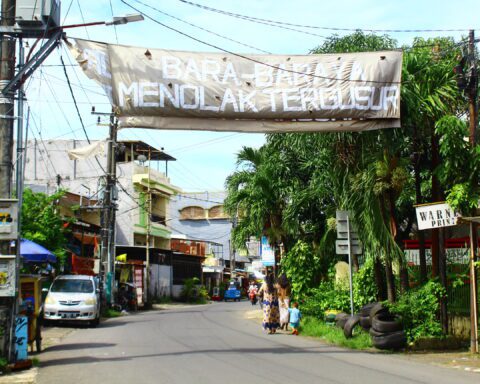 Spanduk Aliansi Bara-baraya Bersatu di Jalan Abubakar Lambogo, Kelurahan Bara-baraya, Kecamatan Makassar, Kota Makassar/Foto: Andi Audia Faiza Nazli Irfan/Bollo.id