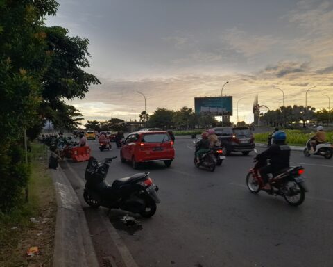 Potret kendaraan parkir di kawasan CPI Makassar, dipantau tukang parkir liar/Foto: Andi Audia Faiza Nazli Irfan/Bollo.id