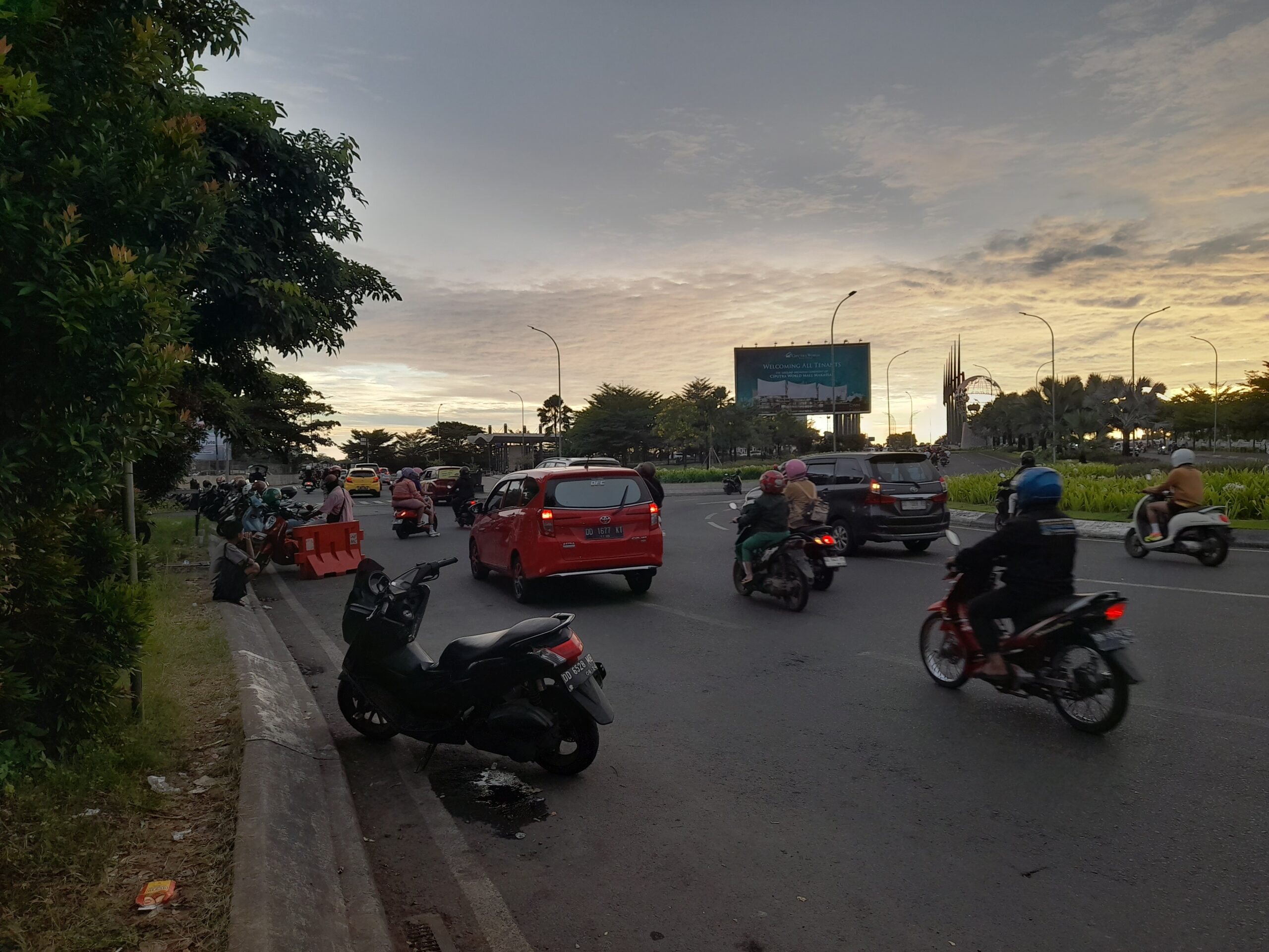 Potret kendaraan parkir di kawasan CPI Makassar, dipantau tukang parkir liar/Foto: Andi Audia Faiza Nazli Irfan/Bollo.id