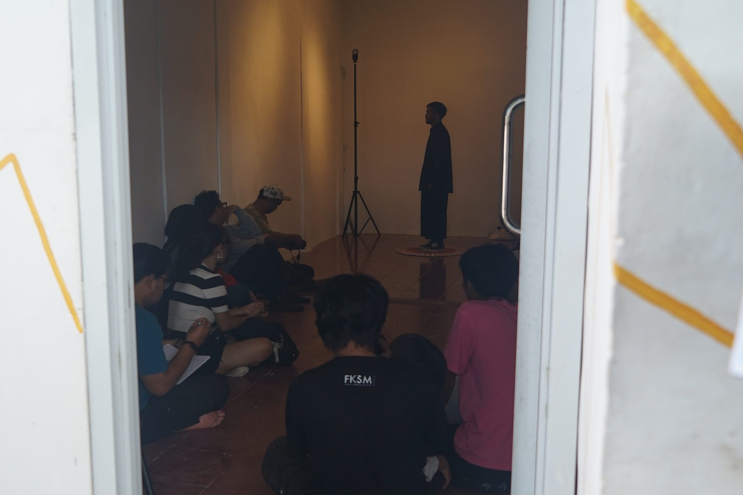 Mario sedang berputar-putar di atas alas kaki dengan cahaya kilatan yang terus menyala cepat (Matalantas)