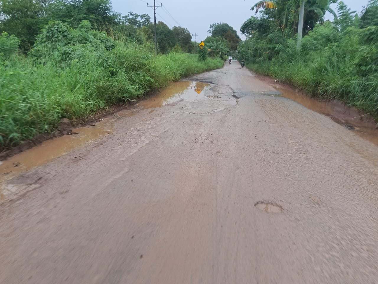 Kondisi jalan poros Moncongloe Bulu, Maros, rusak parah/Foto: Bollo.id