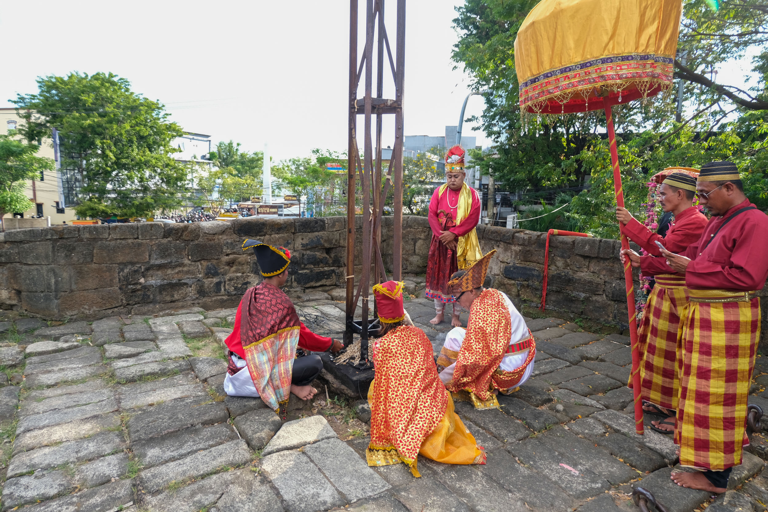 Pertunjukan Bissu dalam MIWF 2025 di Benteng Rotterdam Makassar/Foto: Ahmad Zulfiqar
