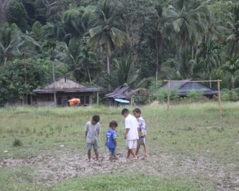 Anak-Anak di Lapangan Sepak Bola Desa Kaluppini/Foto: Andi Audia Faiza Nazli Irfan/Bollo.id