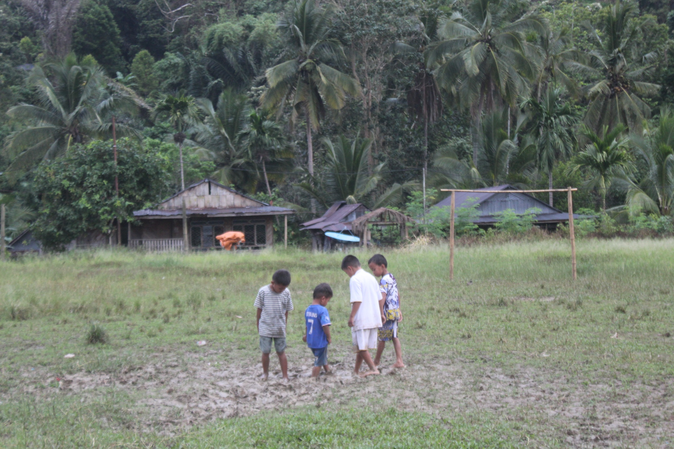 Anak-Anak di Lapangan Sepak Bola Desa Kaluppini/Foto: Andi Audia Faiza Nazli Irfan/Bollo.id