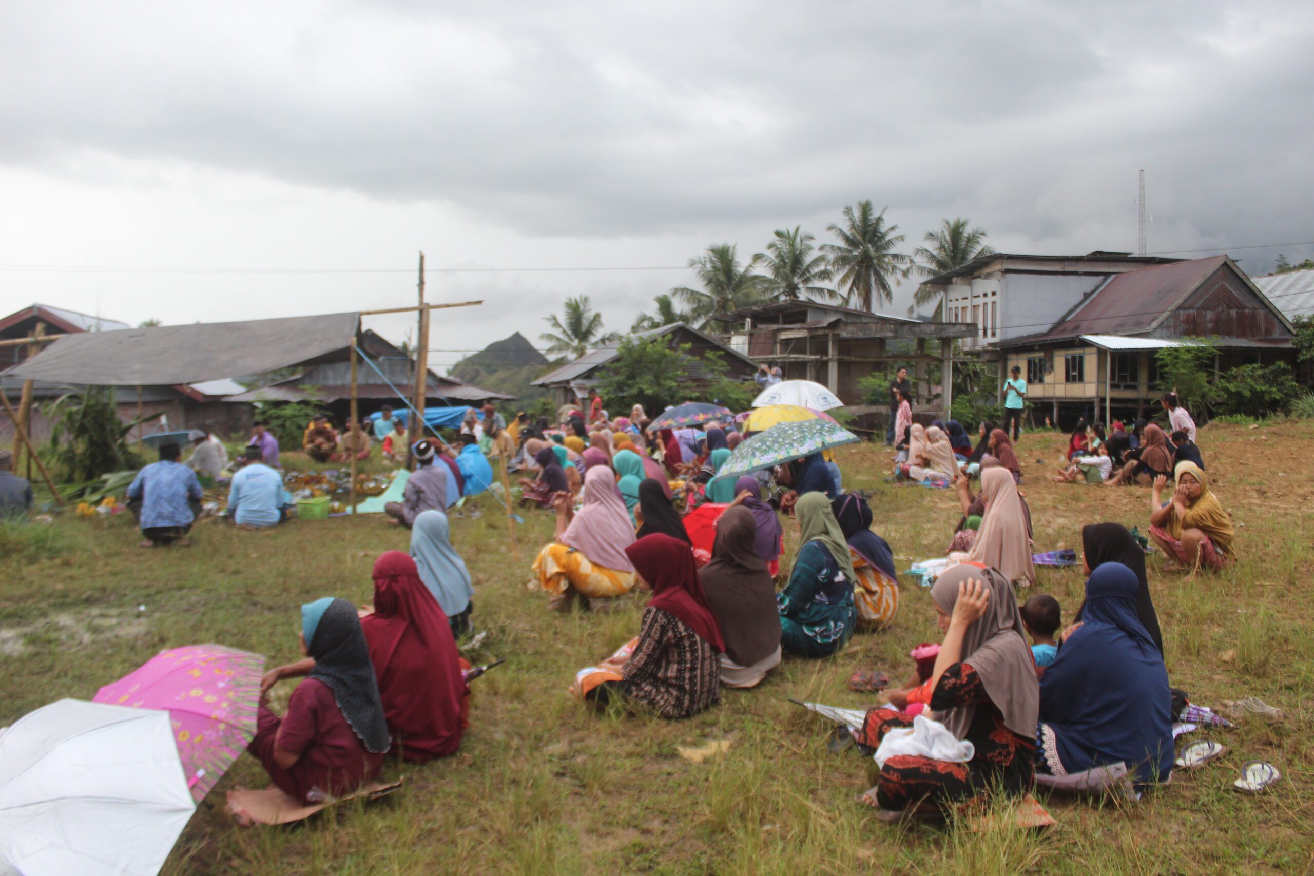 Potret persiapan ritual tolak bala masyarakat di Desa Kaluppini, Enrekang/Foto: Andi Audia Faiza Nazli Irfan/Bollo.id