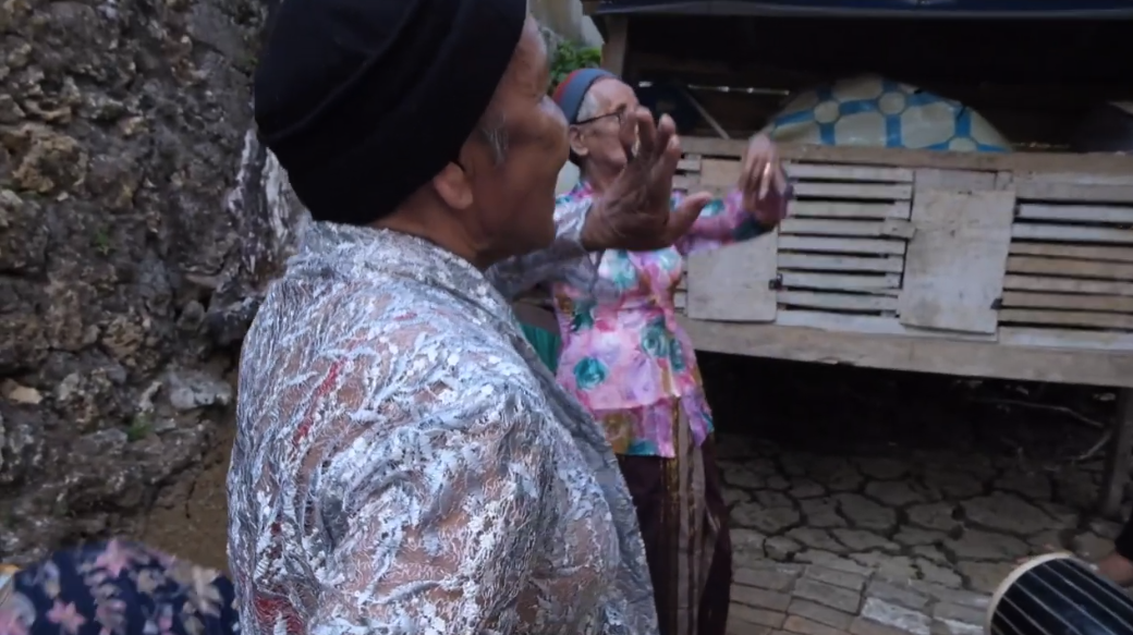 Tangkapan layar Pajoge Angkong dalam trailer film Calabai Akan Terus Menari/YT KWRSS