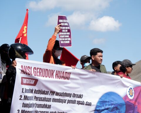 SBIPE Bantaeng dalam demonstrasi menuntut hak kepada perusahaan karena PHK sepihak/Foto: SBIPE Bantaeng