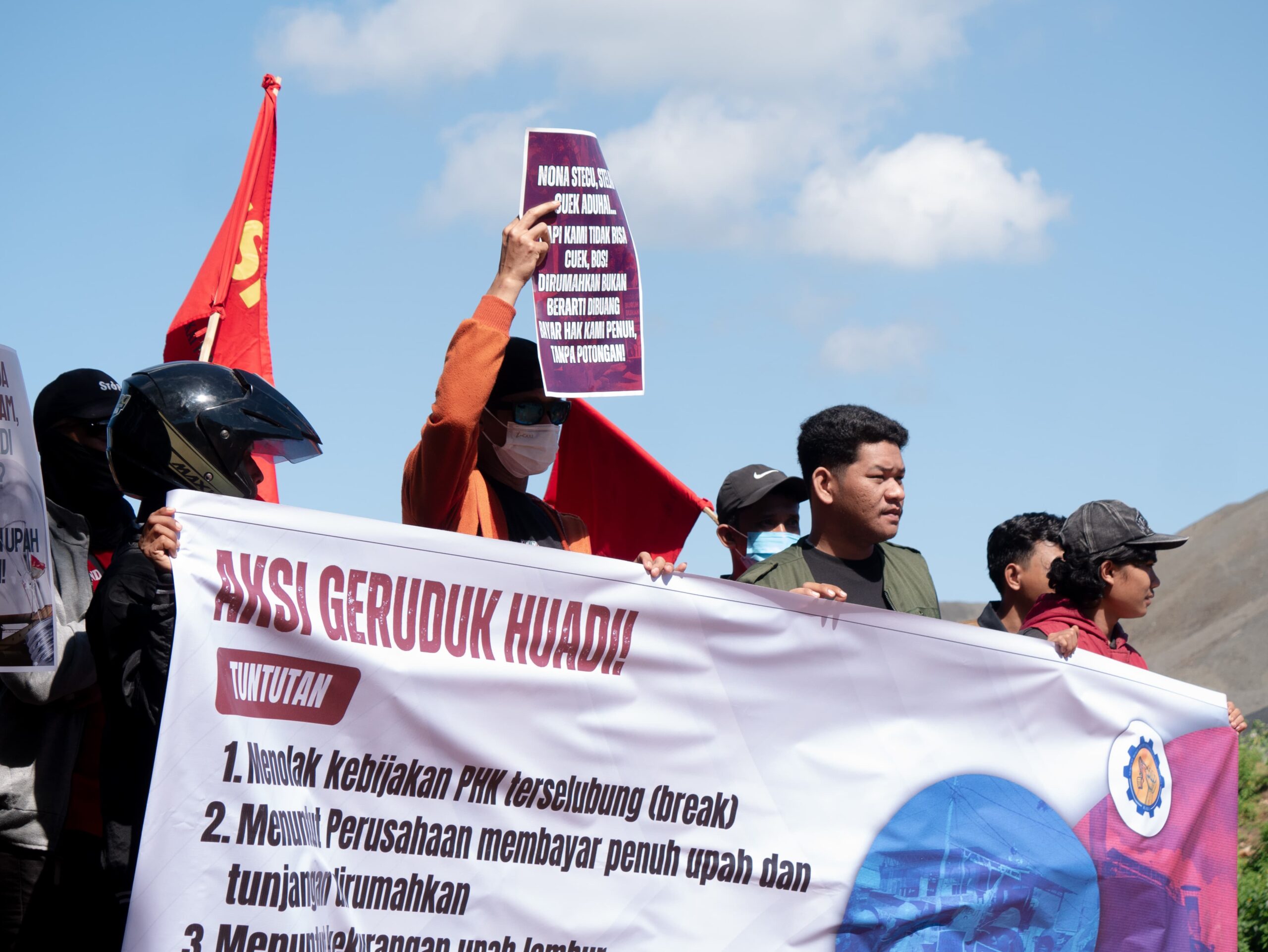 SBIPE Bantaeng dalam demonstrasi menuntut hak kepada perusahaan karena PHK sepihak/Foto: SBIPE Bantaeng