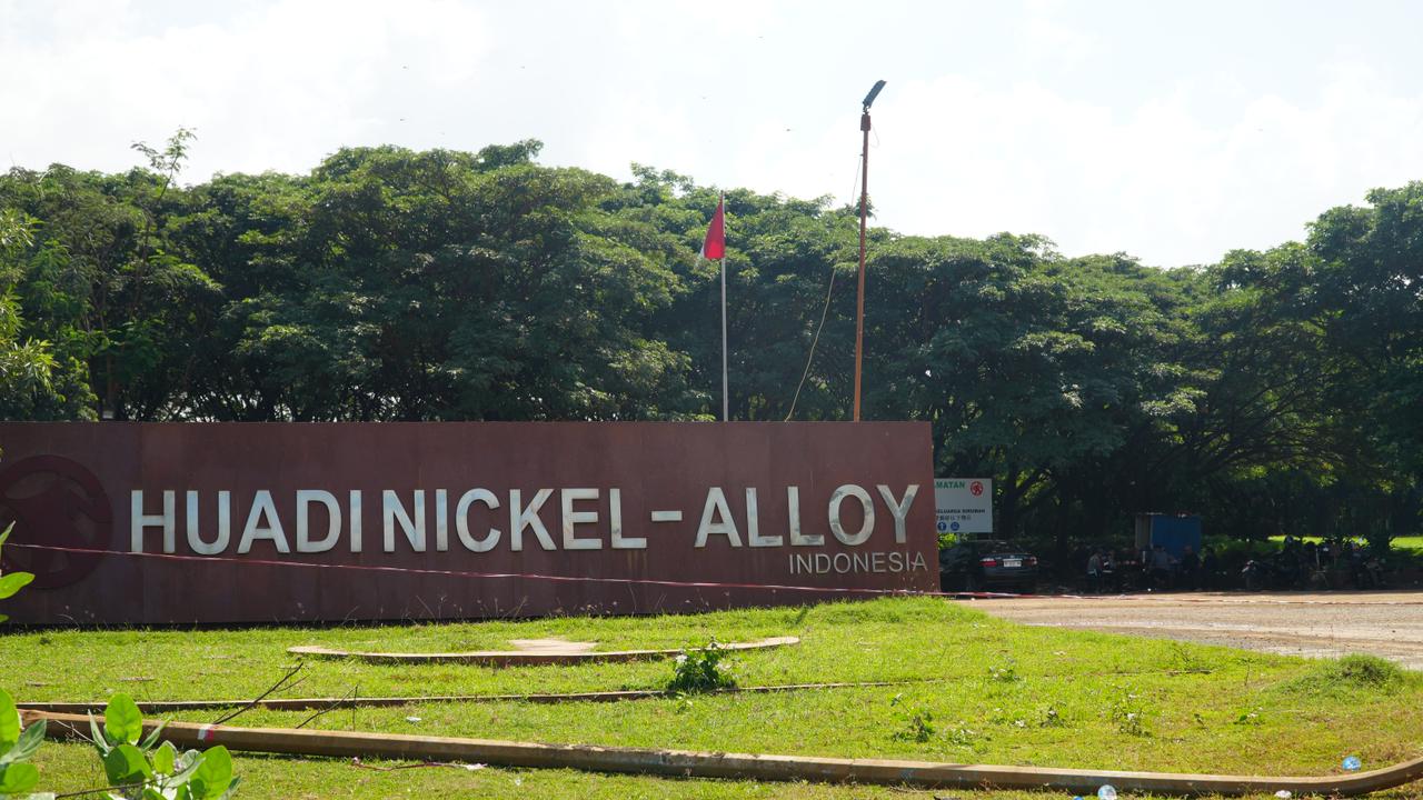 Pintu gerbang PT Huadi Nickel Alloy/Foto: Arya Nurprianugraha