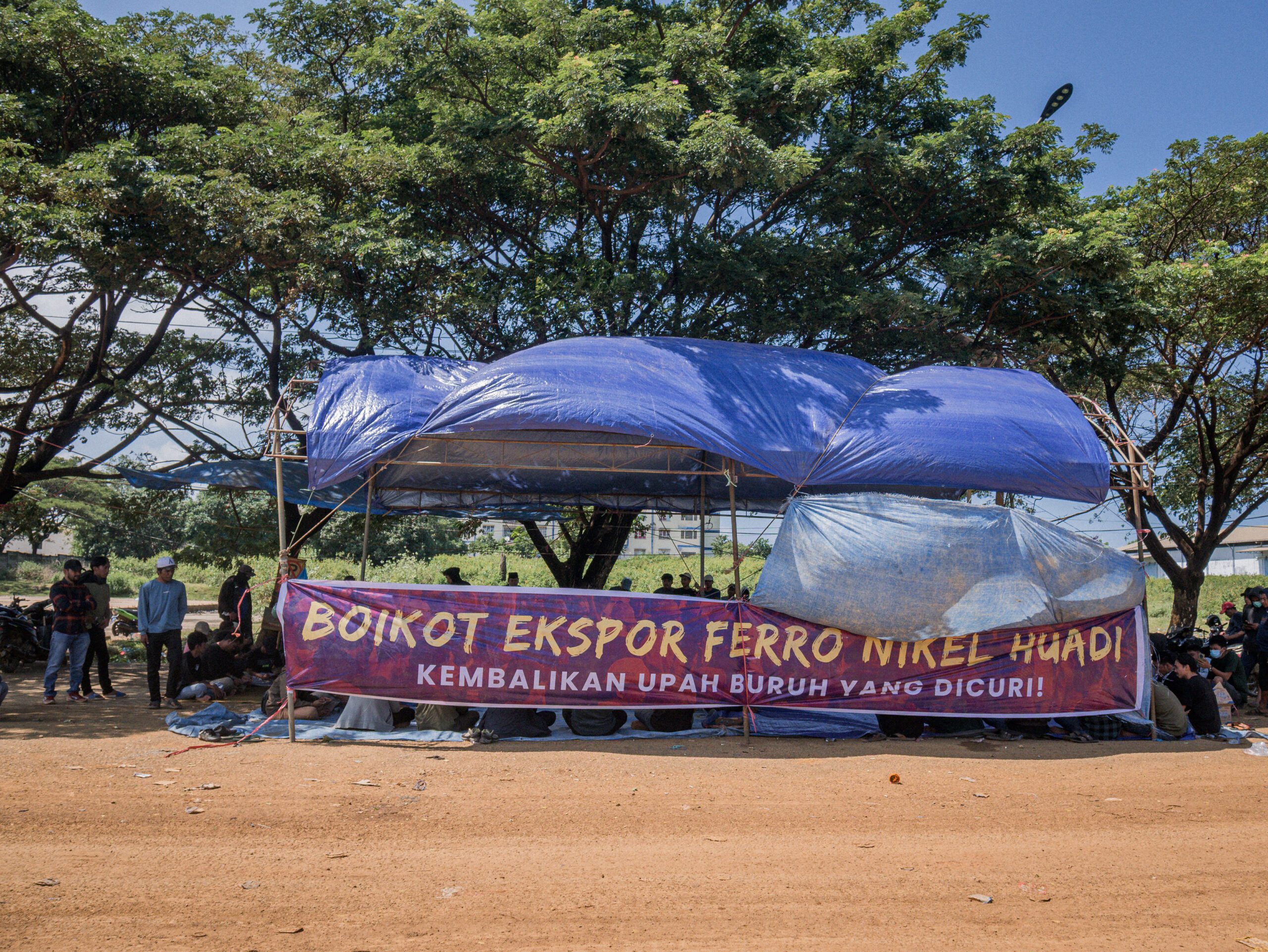 Demonstrasi SBIPE merespons perampasan hak buruh oleh PT Huadi/Foto: SBIPE Bantaeng