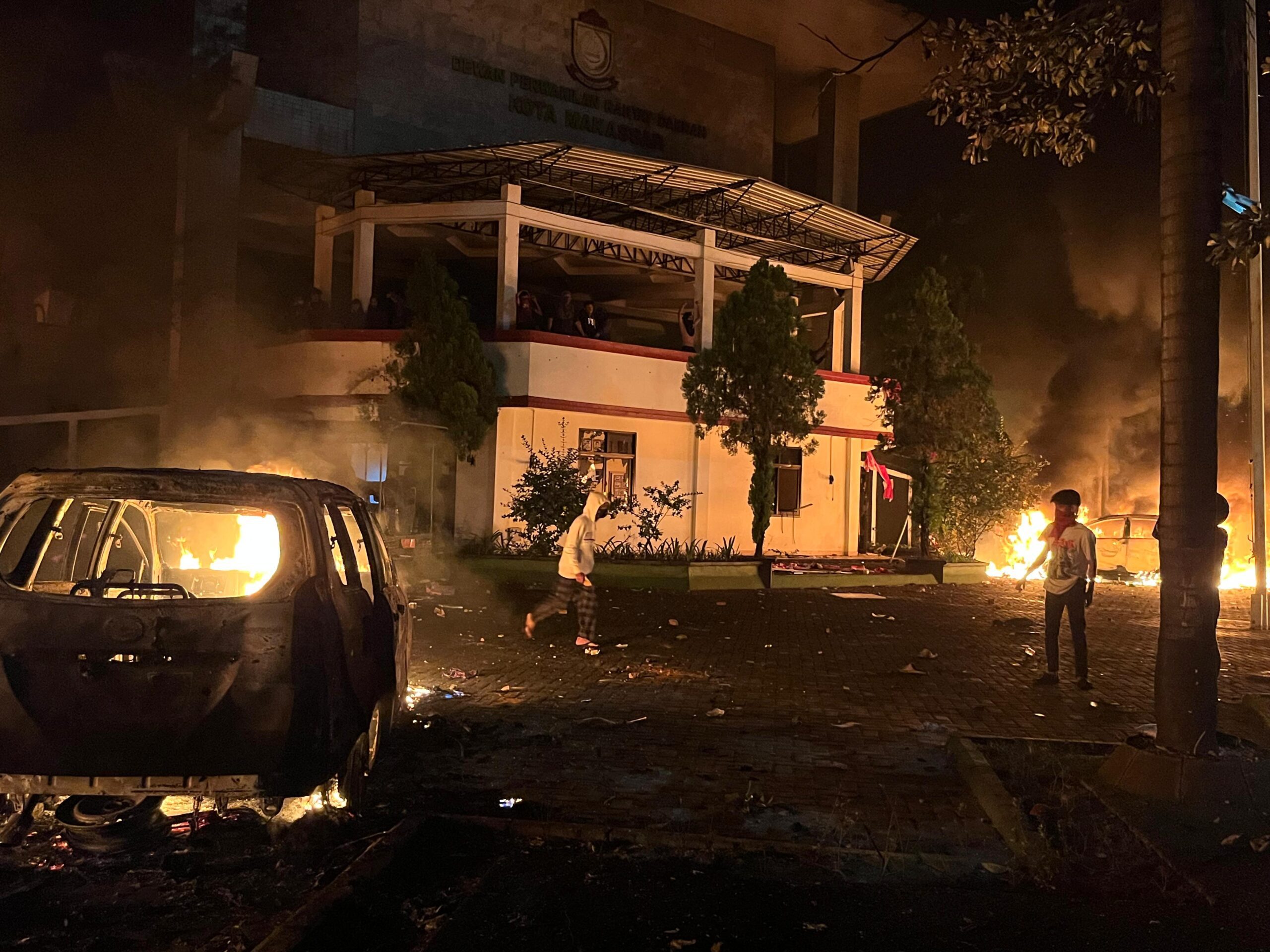 Situasi DPRD Makassar terbakar/Foto: Arya Nurprianugraha/Bollo.id