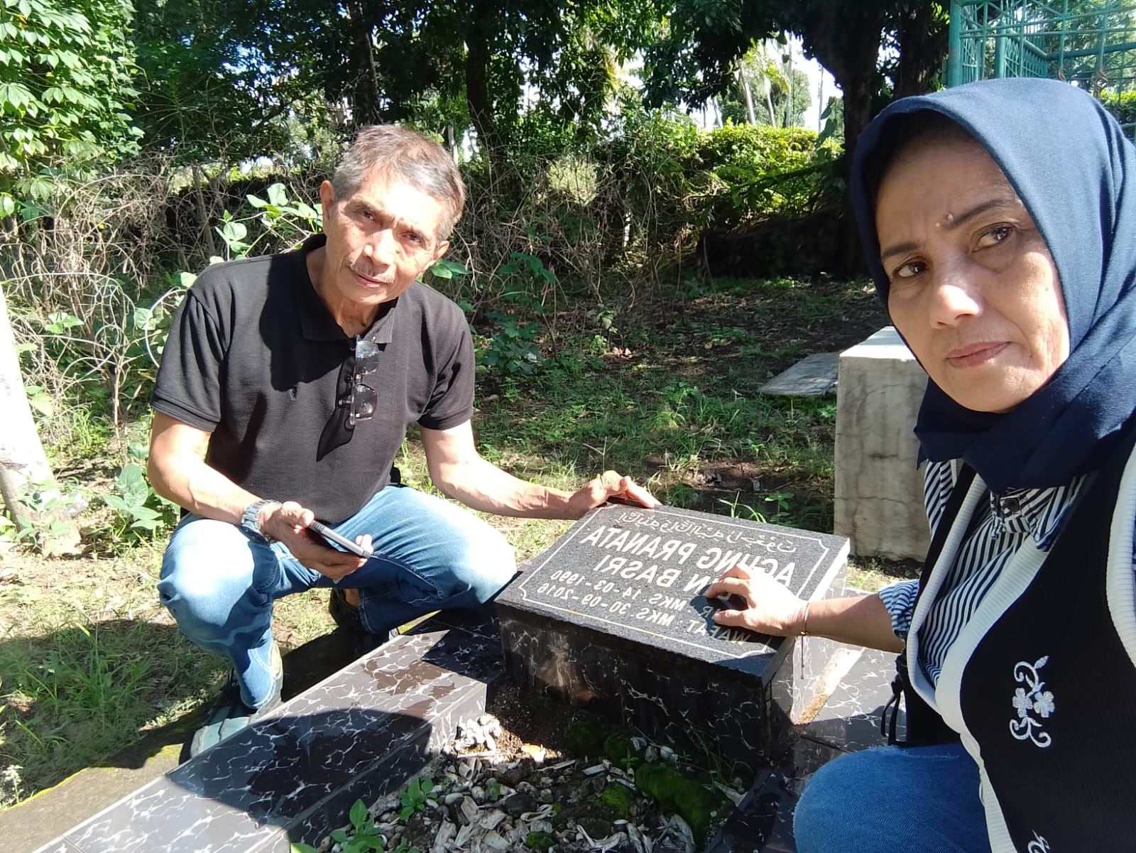 Orang tua ziarah ke makam Agung di Kabupaten Jeneponto/Istimewa