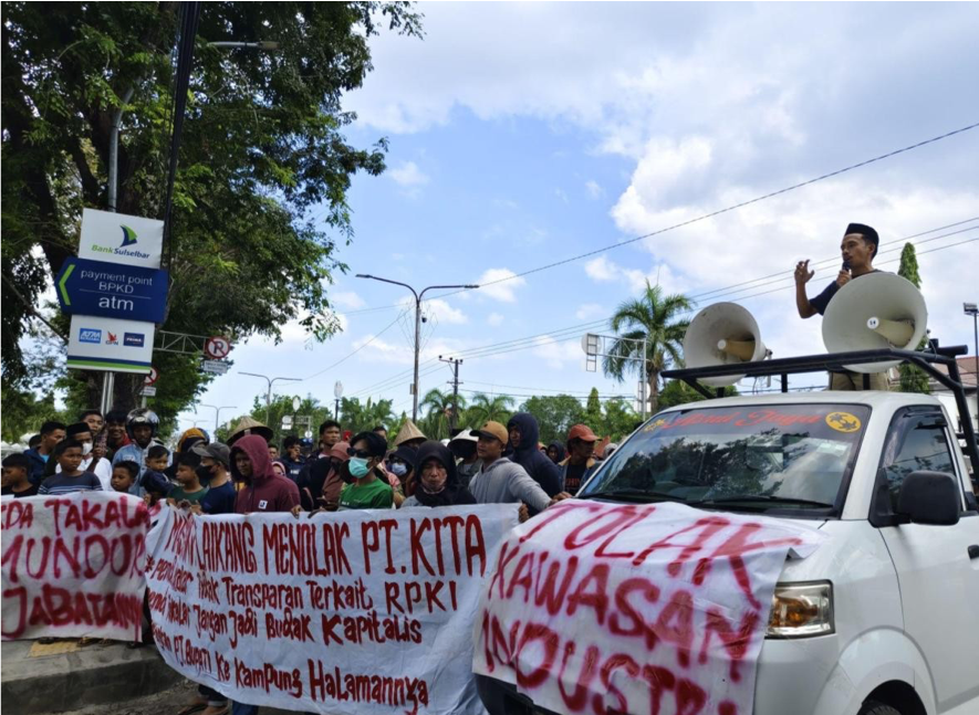 Warga menolak pembangunan KITA/Sumber Foto: TII-Laporan Suara Warga atas Pembangunan Kawasan Industri Takalar