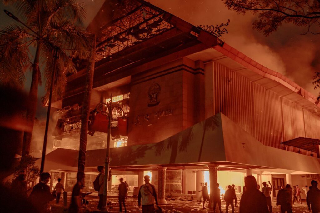 Gedung DPRD Sulsel di Jalan Urip Sumoharjo, terbakar dalam demonstrasi 29 Agustus 2025/Foto: Iqbal Lubis/Bollo.id