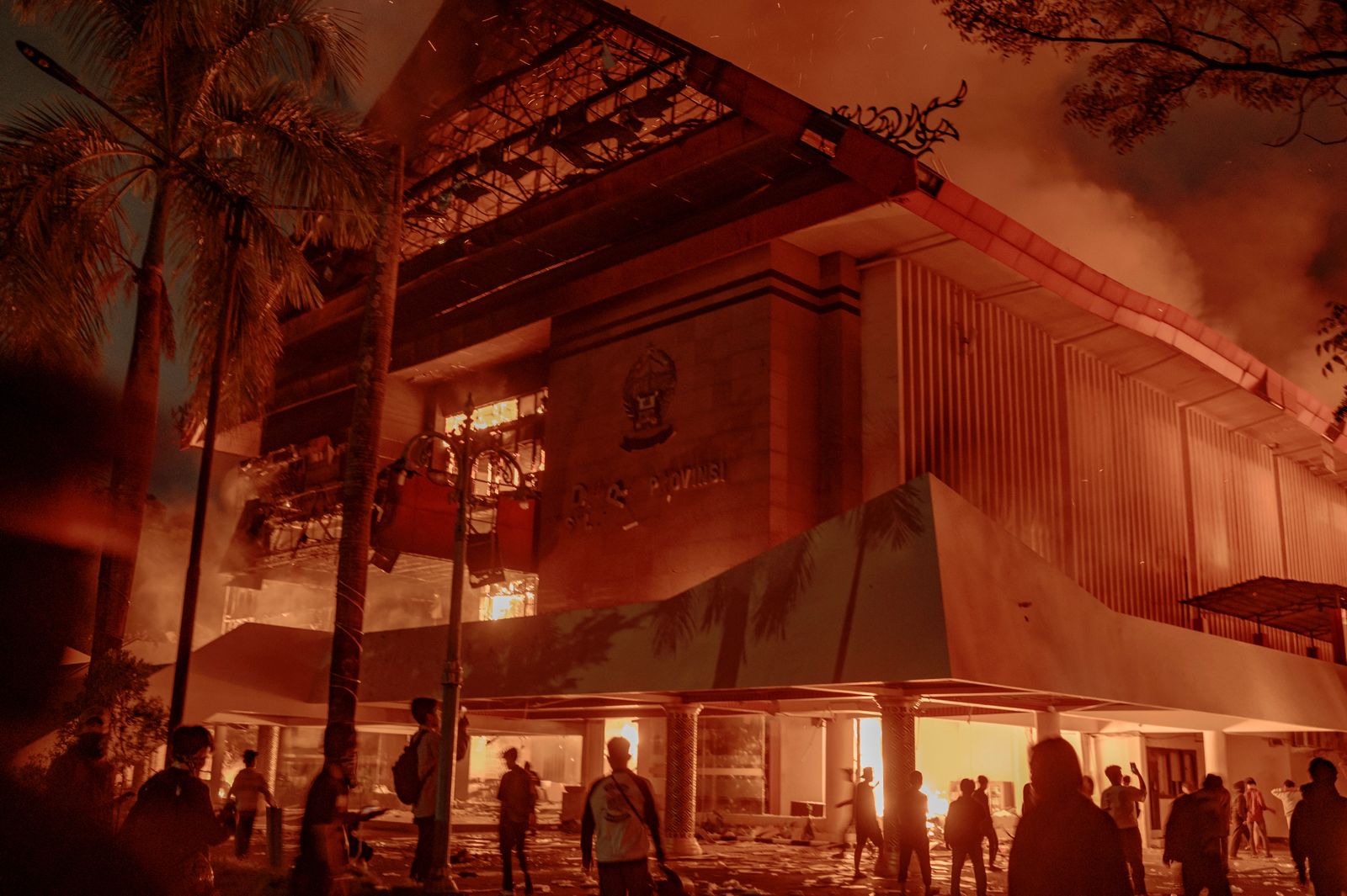 Gedung DPRD Sulsel di Jalan Urip Sumoharjo, terbakar dalam demonstrasi 29 Agustus 2025/Foto: Iqbal Lubis/Bollo.id