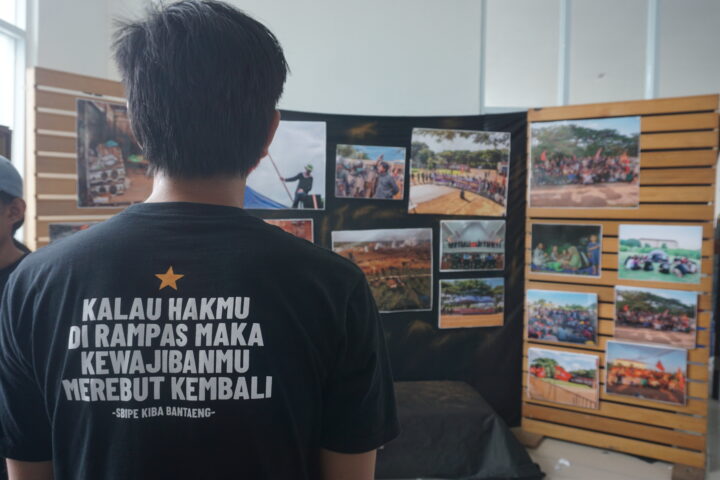 Buruh melihat pameran foto di lokasi Deklarasi SBIPE Bantaeng/Bollo.id
