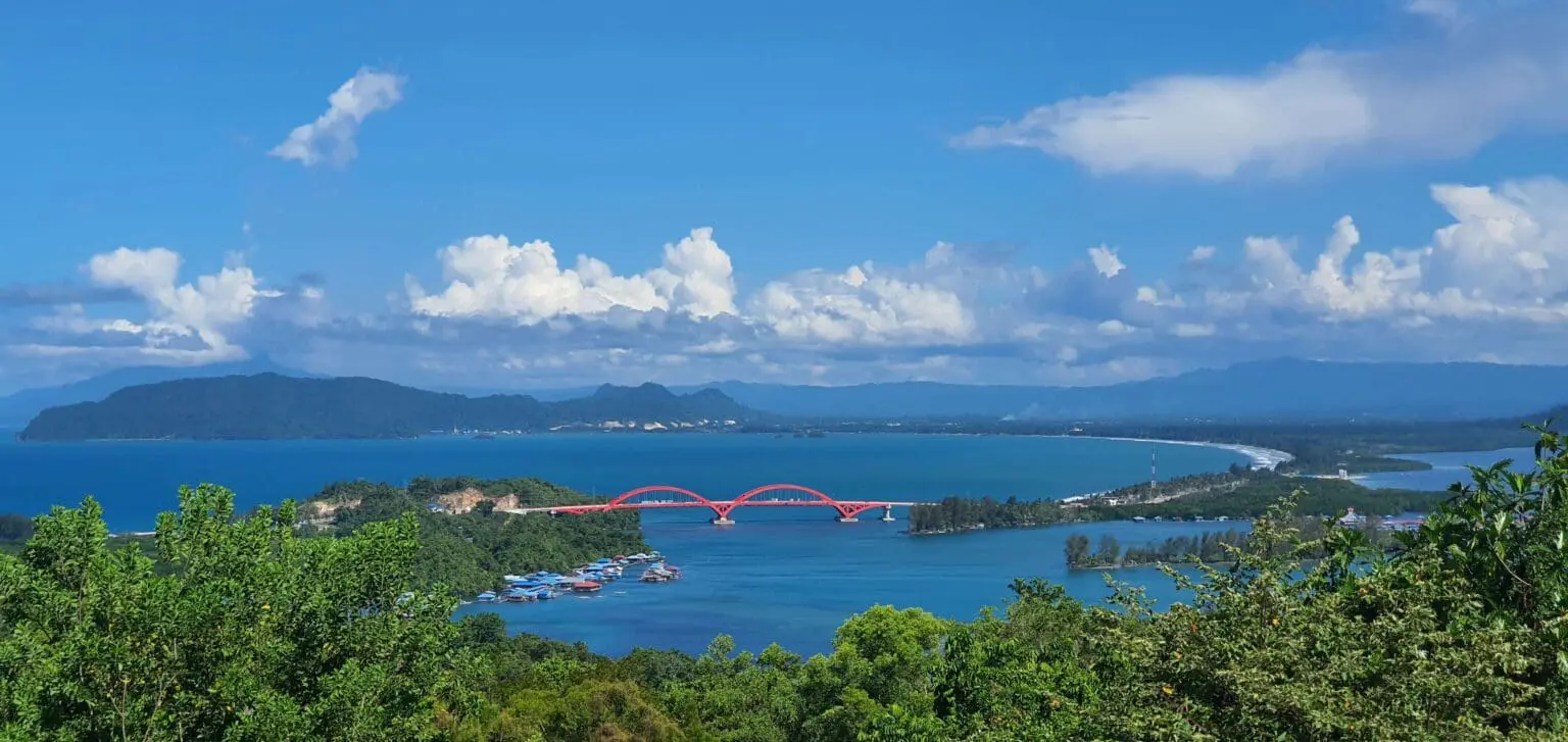 Teluk Yotefa dan Jembatan Merah/Sumber: Lautsehat.id