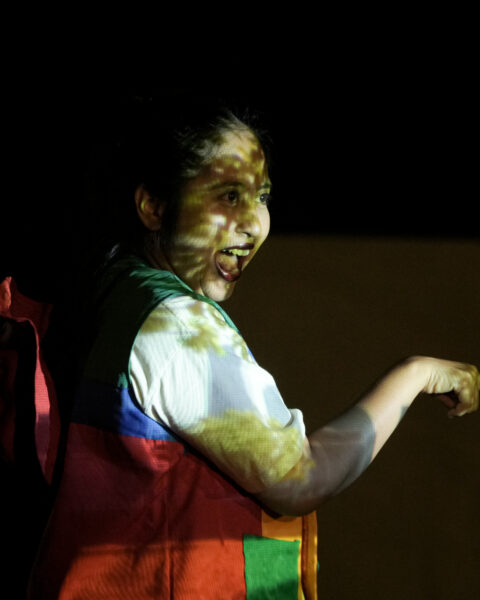 Jaja si ayam tampil dengan ekspresi polos dan ceria. Sambil menunjuk ke arah tertentu, ia seolah sedang menghitung satu per satu pohon yang tumbuh di tanah lapang/Foto: Ahmad Amri Aliyyi/Festival Kala Monolog 2025