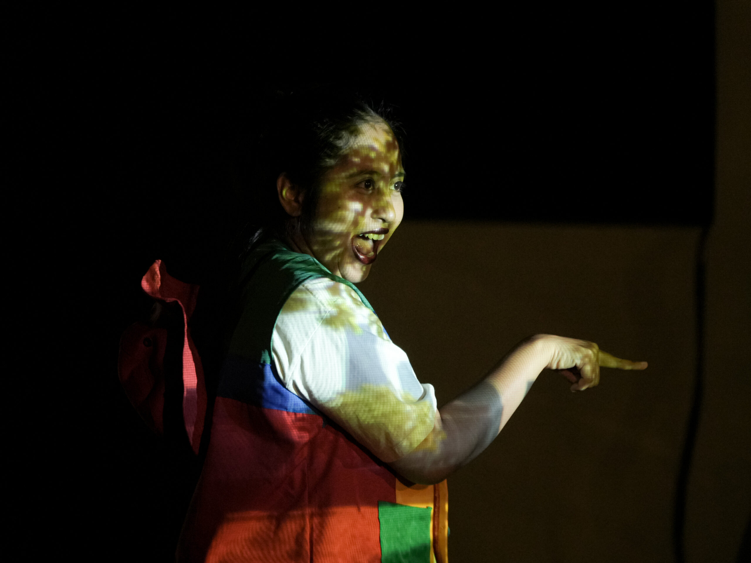 Jaja si ayam tampil dengan ekspresi polos dan ceria. Sambil menunjuk ke arah tertentu, ia seolah sedang menghitung satu per satu pohon yang tumbuh di tanah lapang/Foto: Ahmad Amri Aliyyi/Festival Kala Monolog 2025