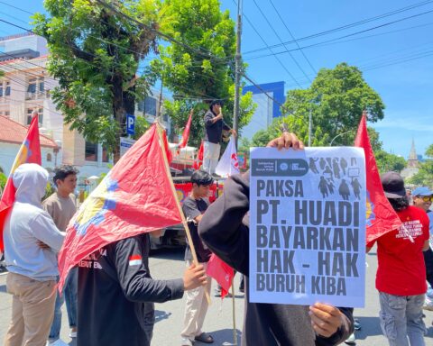 Sejumlah buruh KIBA bersama pendamping hukum dari LBH Makassar berkumpul di depan Pengadilan Negeri Makassar seusai sidang putusan PHI, Senin (3/11/2025). Mereka menyampaikan kekecewaan atas putusan hakim yang menolak gugatan dan dianggap melegalkan sistem kerja 12 jam dengan upah lembur di bawah ketentuan/Foto: LBH Makassar