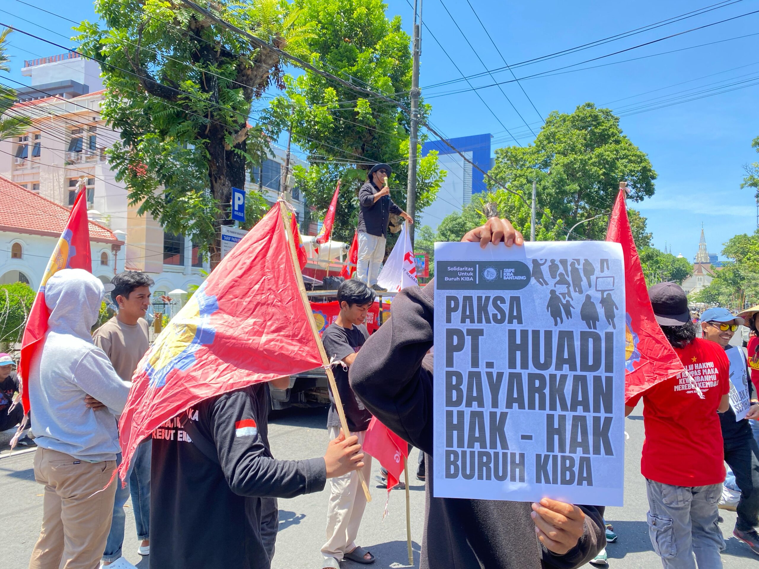 Sejumlah buruh KIBA bersama pendamping hukum dari LBH Makassar berkumpul di depan Pengadilan Negeri Makassar seusai sidang putusan PHI, Senin (3/11/2025). Mereka menyampaikan kekecewaan atas putusan hakim yang menolak gugatan dan dianggap melegalkan sistem kerja 12 jam dengan upah lembur di bawah ketentuan/Foto: LBH Makassar
