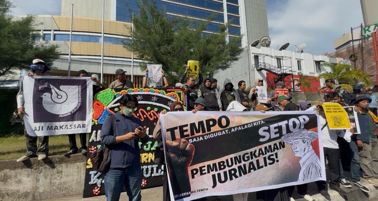 Koalisi Advokasi Jurnalis (KAJ) Sulawesi Selatan bersama Pers Mahasiswa, lembaga independen hingga individu pegiat demokrasi menggelar demonstrasi di depan AAS Building, Jalan Urip Sumoharjo, Makassar, Selasa(2/11/2025)/Foto: Abd Rahman Muchtar untuk Bollo.id