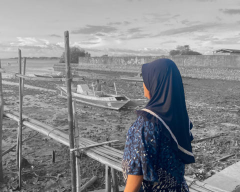 Potret Syamsiah, pencari kerang pesisir Makassar, yang kini hanya bisa memandang lumpur dan sampah di tempat yang dulu kaya akan tude dan kanjappang/Foto: Putri Ayu Lestari
