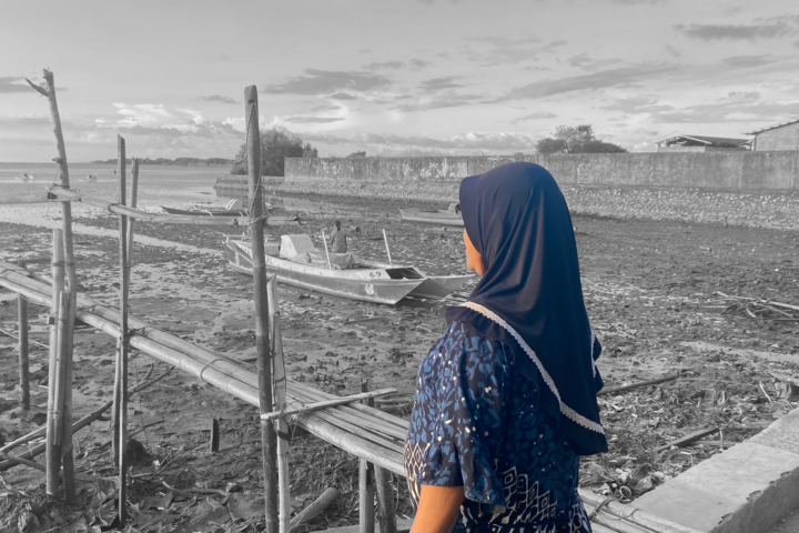 Potret Syamsiah, pencari kerang pesisir Makassar, yang kini hanya bisa memandang lumpur dan sampah di tempat yang dulu kaya akan tude dan kanjappang/Foto: Putri Ayu Lestari