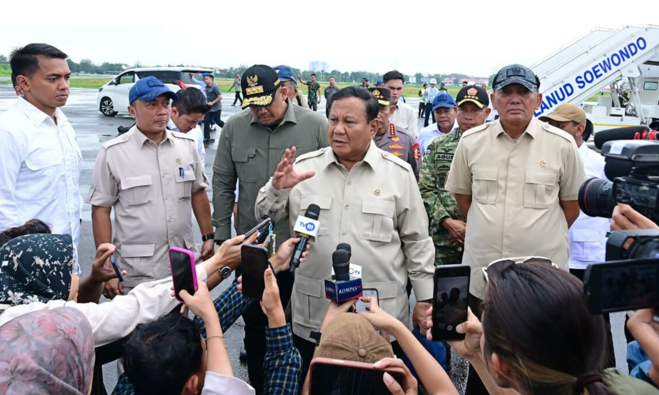 Presiden Prabowo Subianto memberikan keterangannya kepada awak media di Pangkalan TNI AU Soewondo, Kota Medan, Provinsi Sumatra Utara, pada Sabtu, 13 Desember 2025. Foto: BPMI Setpres/Muchlis Jr