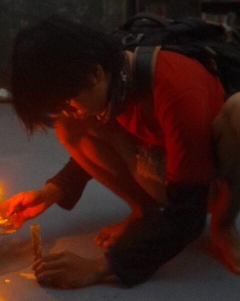 Seorang aktor menyalakan lilin/Foto: Andi Audia Faiza Nazli Irfan