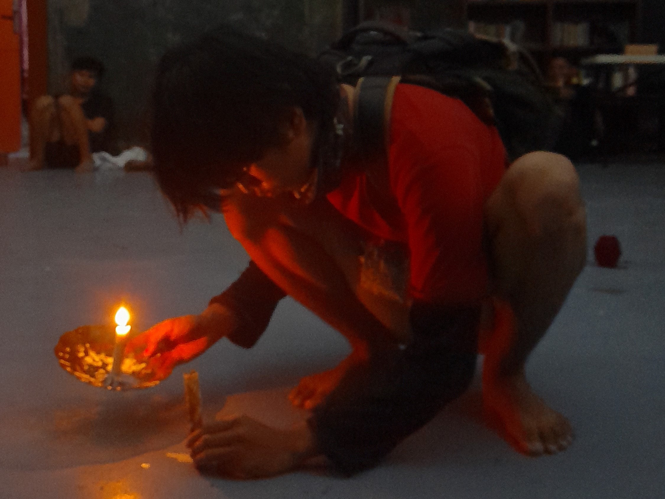 Seorang aktor menyalakan lilin/Foto: Andi Audia Faiza Nazli Irfan