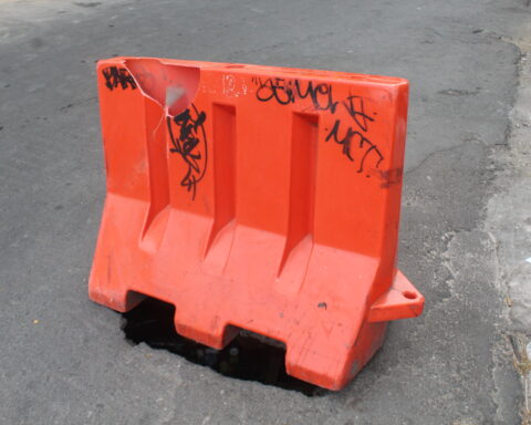 Jalan berlubang di Kota Makassar/Foto: Andi Audia Faiza Nazli Irfan