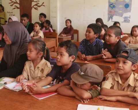 Suasana belajar siswa SDN 37 Bangkala bersama relawan HIPMIN Makassar. Foto: Fadli Ilham