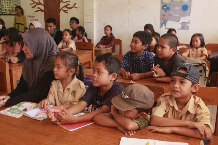 Suasana belajar siswa SDN 37 Bangkala bersama relawan HIPMIN Makassar. Foto: Fadli Ilham