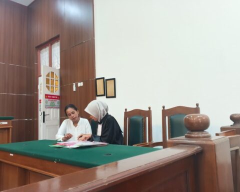 Suasana persidangan Rosaliani B. Weluk dalam perkara dugaan penggelapan di Pengadilan Negeri Makassar, Jumat, 10 April 2026.