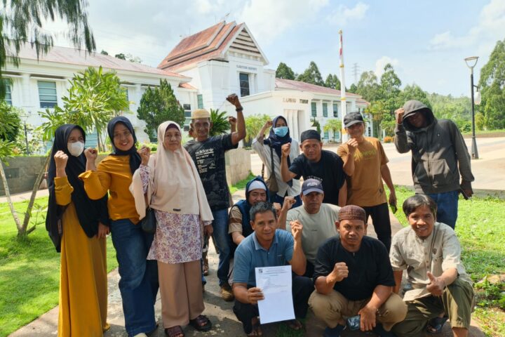 Warga Desa Harapan, Luwu Timur, menolak pelepasan lahan bagi pembangunan PT Indonesia Huali Industry Park. Foto: LBH Makassar