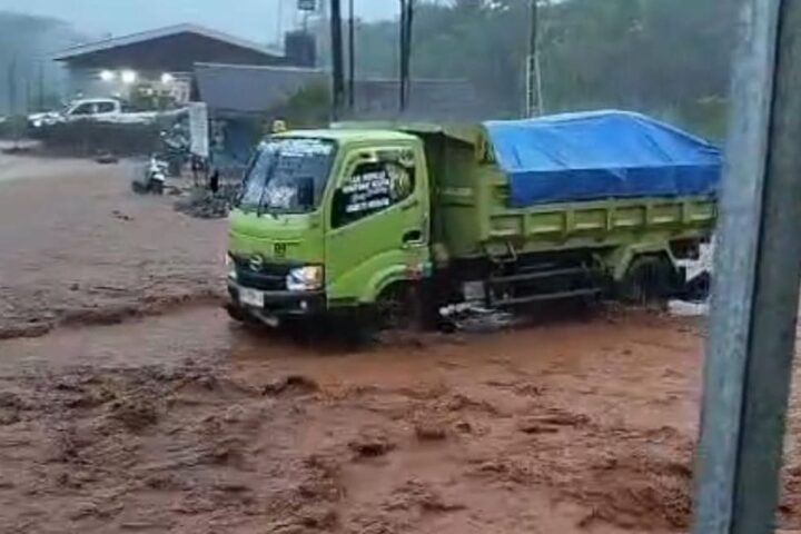 Kondisi banjir di Desa Ussu, Kecamatan Malili, Kabupaten Luwu Timur pada 27 April 2026. Foto: WALHI Sulsel