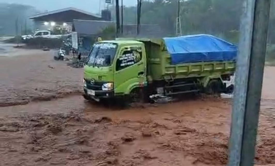 Kondisi banjir di Desa Ussu, Kecamatan Malili, Kabupaten Luwu Timur pada 27 April 2026. Foto: WALHI Sulsel